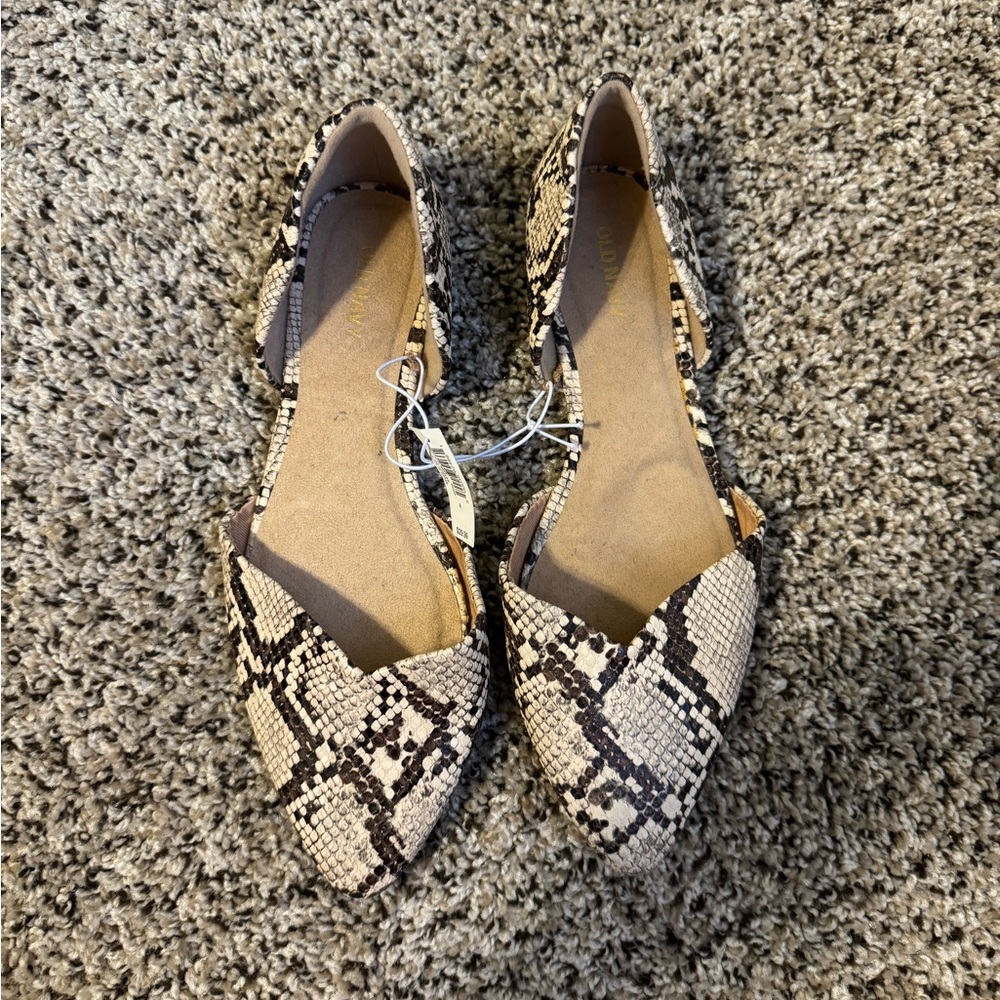 Pointed toe flats